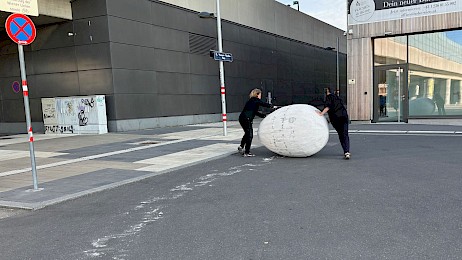 Foto: © KÖR Wien, „Egg" von Yehor Antsyhin und Lucy Ivanova